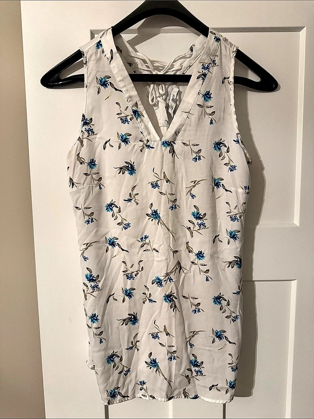 White House Black Market Floral Tank Top in White & Blue Size Medium